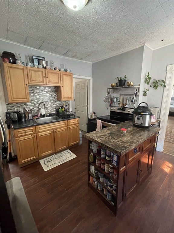 52 Acushnet Avenue Springfield, MA 01105 - Photo 4 of 28