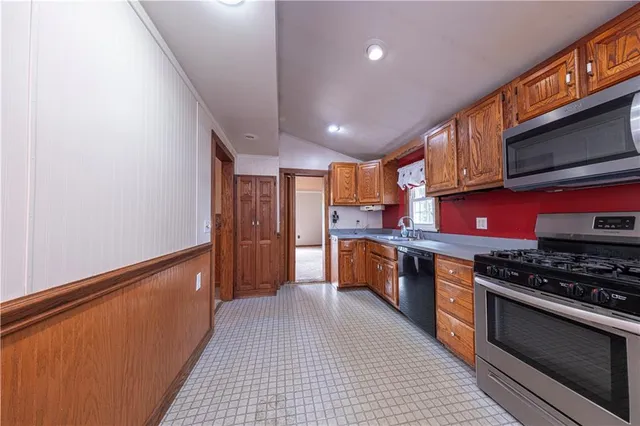 a view of livingroom with a ceiling fan