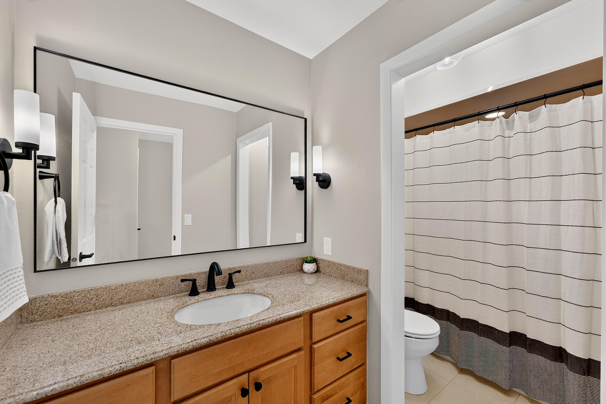 8153 West Holly Road Mequon, WI 53097 - Photo 15 of 42 028_DH100156