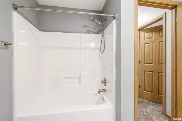 $204,900 | 1992 Golden Eagle Drive, Dubuque, IA 52001