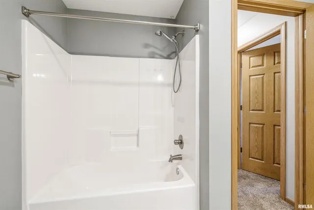 $204,900 | 1992 Golden Eagle Drive, Dubuque, IA 52001