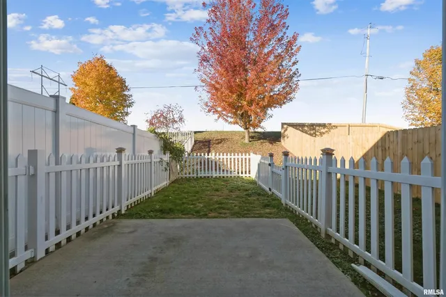 $204,900 | 1992 Golden Eagle Drive, Dubuque, IA 52001