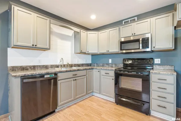 $204,900 | 1992 Golden Eagle Drive, Dubuque, IA 52001