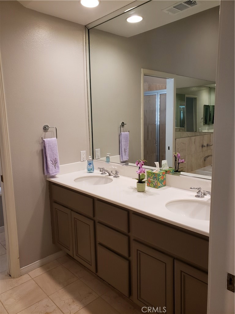 2447 Oneida Street, Unit 2 Pasadena, CA 91107 - Photo 37 of 56 Primary Bath