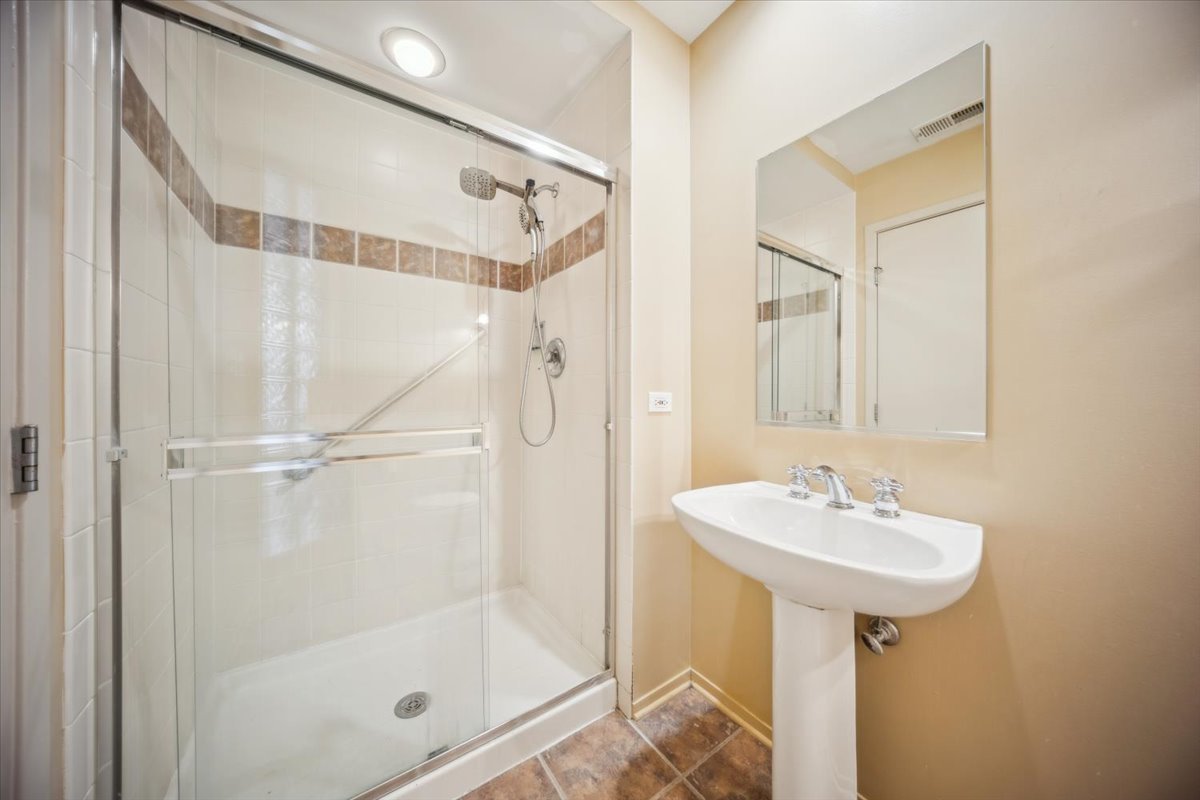 811 South Lytle Street, Unit 101 Chicago, IL 60607 - Photo 13 of 23 a bathroom with a sink shower and a mirror