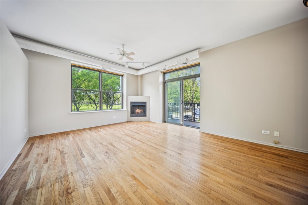 811 South Lytle Street, Unit 101 Chicago, IL 60607 - Photo 14 of 23 a view of an empty room with wooden floor and a window