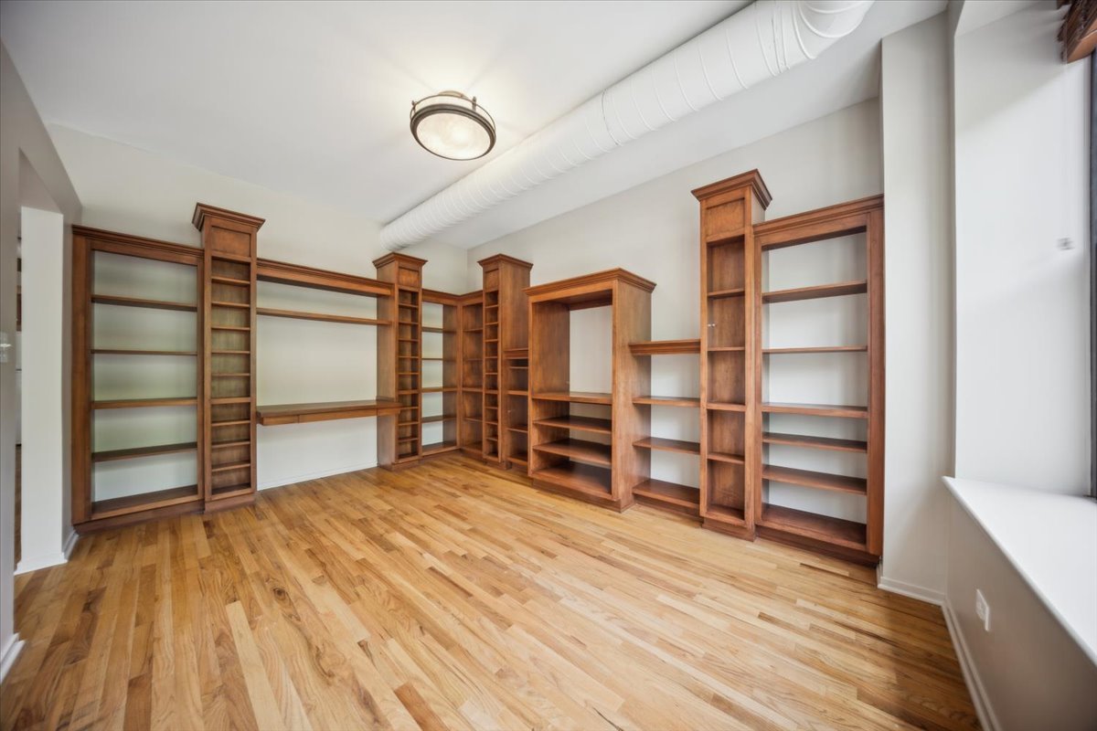 811 South Lytle Street, Unit 101 Chicago, IL 60607 - Photo 16 of 23 a view of a room with walk in closet