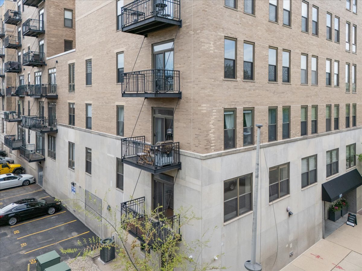 811 South Lytle Street, Unit 101 Chicago, IL 60607 - Photo 2 of 23 a view of a building with many windows