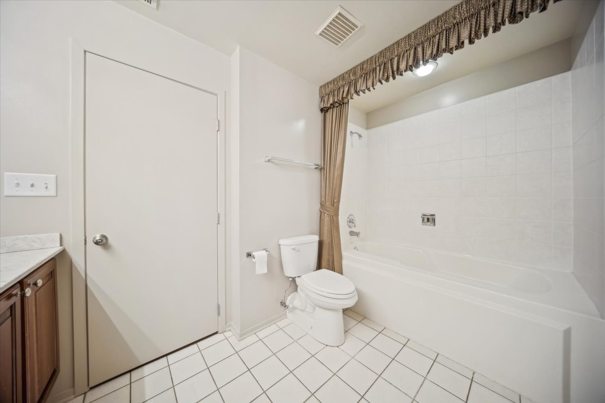 811 South Lytle Street, Unit 101 Chicago, IL 60607 - Photo 21 of 23 a bathroom with a toilet a sink and shower