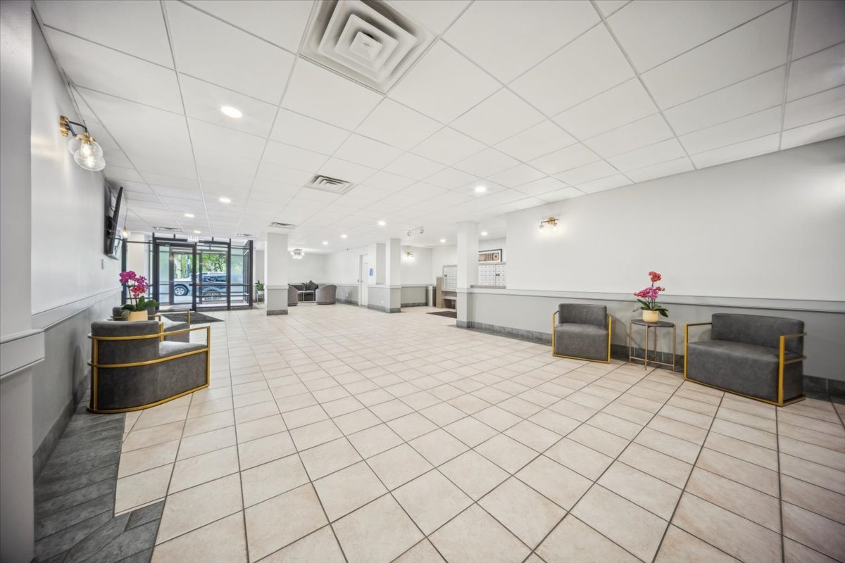 811 South Lytle Street, Unit 101 Chicago, IL 60607 - Photo 4 of 23 a living room with furniture and a flat screen tv