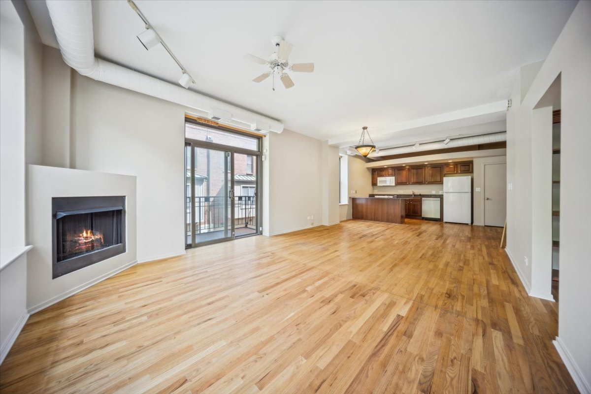 811 South Lytle Street, Unit 101 Chicago, IL 60607 - Photo 7 of 23 a bedroom with a bed and a fireplace