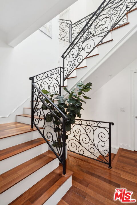 8031 Floral Avenue Los Angeles, CA 90046 - Photo 15 of 34 a view of entryway