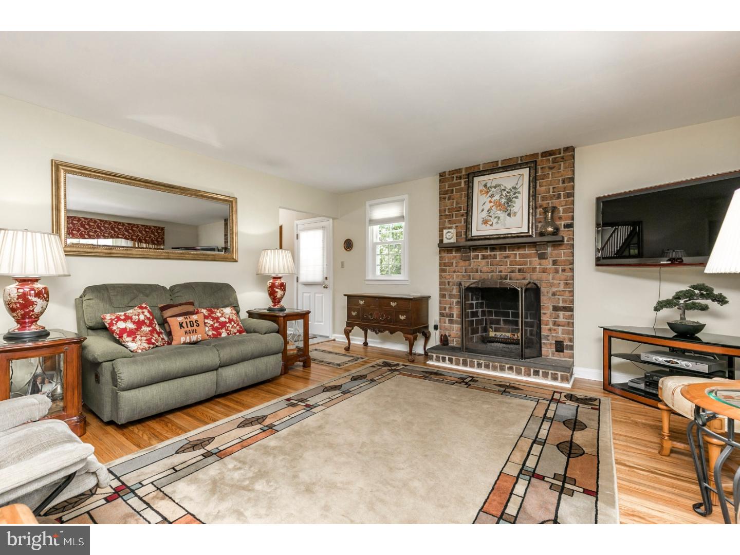 26 Grubb Road Malvern, PA 19355 - Photo 2 of 25 Living Room