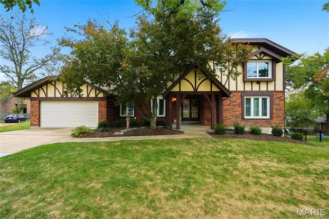 $550,000 | 12848 Haverton Drive, Creve Coeur, MO 63141