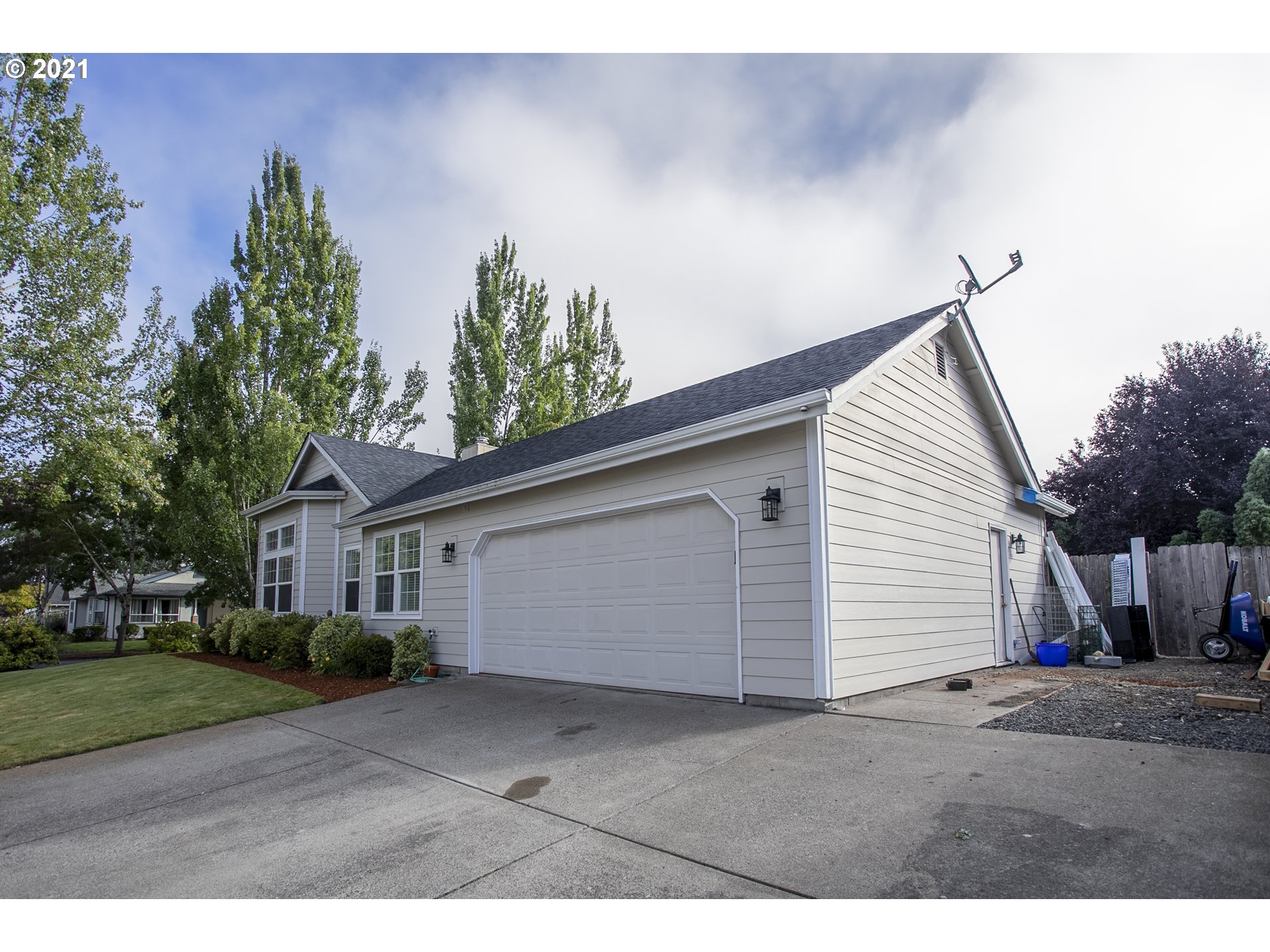 313 72nd Place Springfield, OR 97478 - Photo 5 of 32 a view of outdoor space and yard