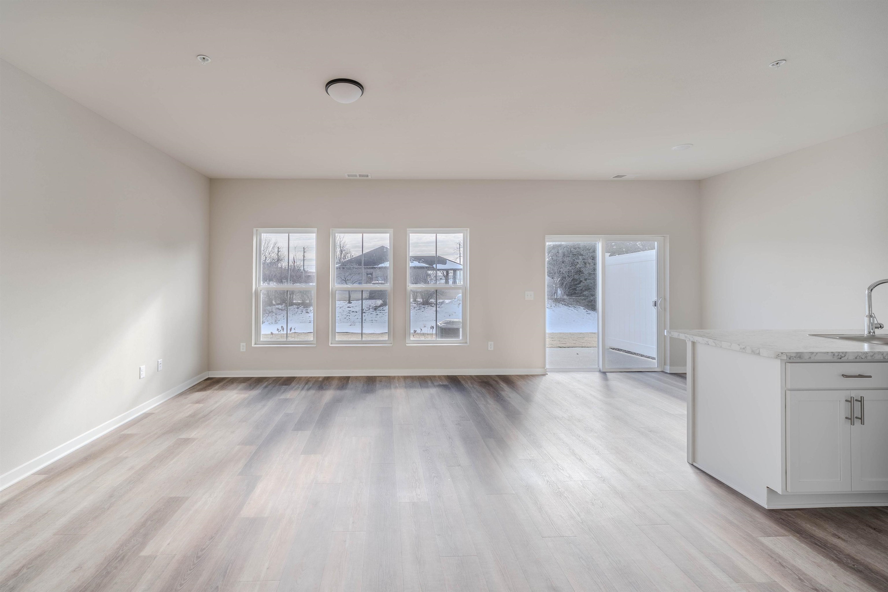 1084 West 20th Avenue Oshkosh, WI 54902 - Photo 4 of 31