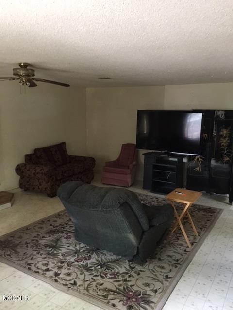 5013 Community Avenue Moss Point, MS 39563 - Photo 5 of 12 den 1 r