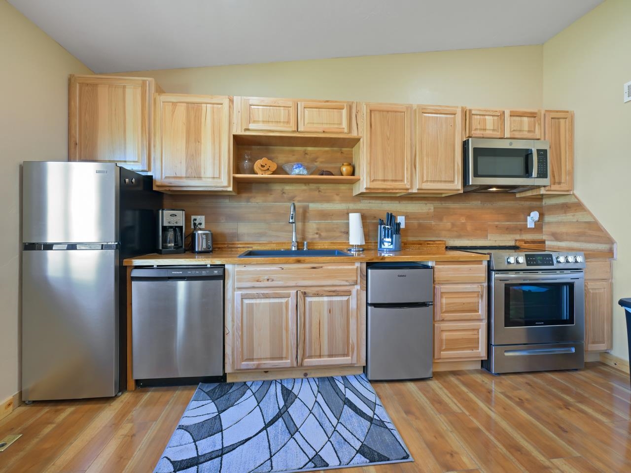 2209 Hatton Place Montrose, CO 81401 - Photo 26 of 42 a kitchen with a refrigerator stove and microwave