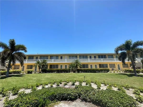 $2,200 | 473 12th Avenue South, Unit B7, Naples, FL 34102