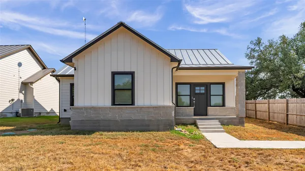 $1,800 | 403 Oak Drive, Kingsland, TX 78639