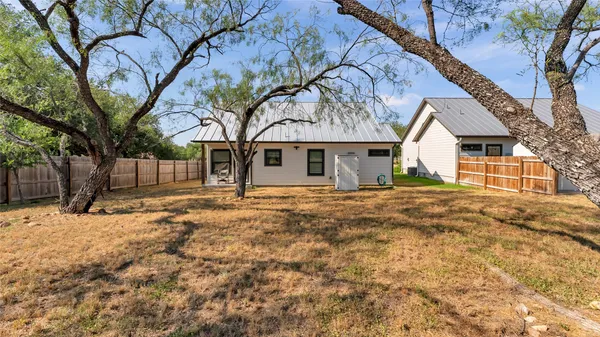$1,800 | 403 Oak Drive, Kingsland, TX 78639