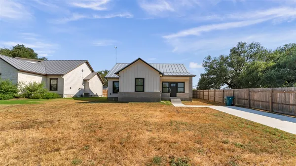 $1,800 | 403 Oak Drive, Kingsland, TX 78639
