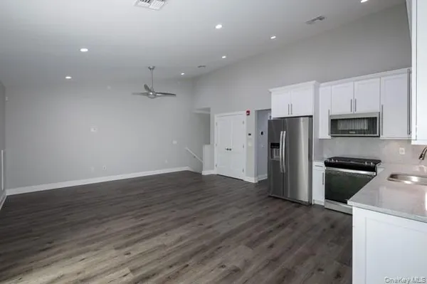$2,950 | 26 Sunlight Walk, Unit 26, Holbrook, NY 11741