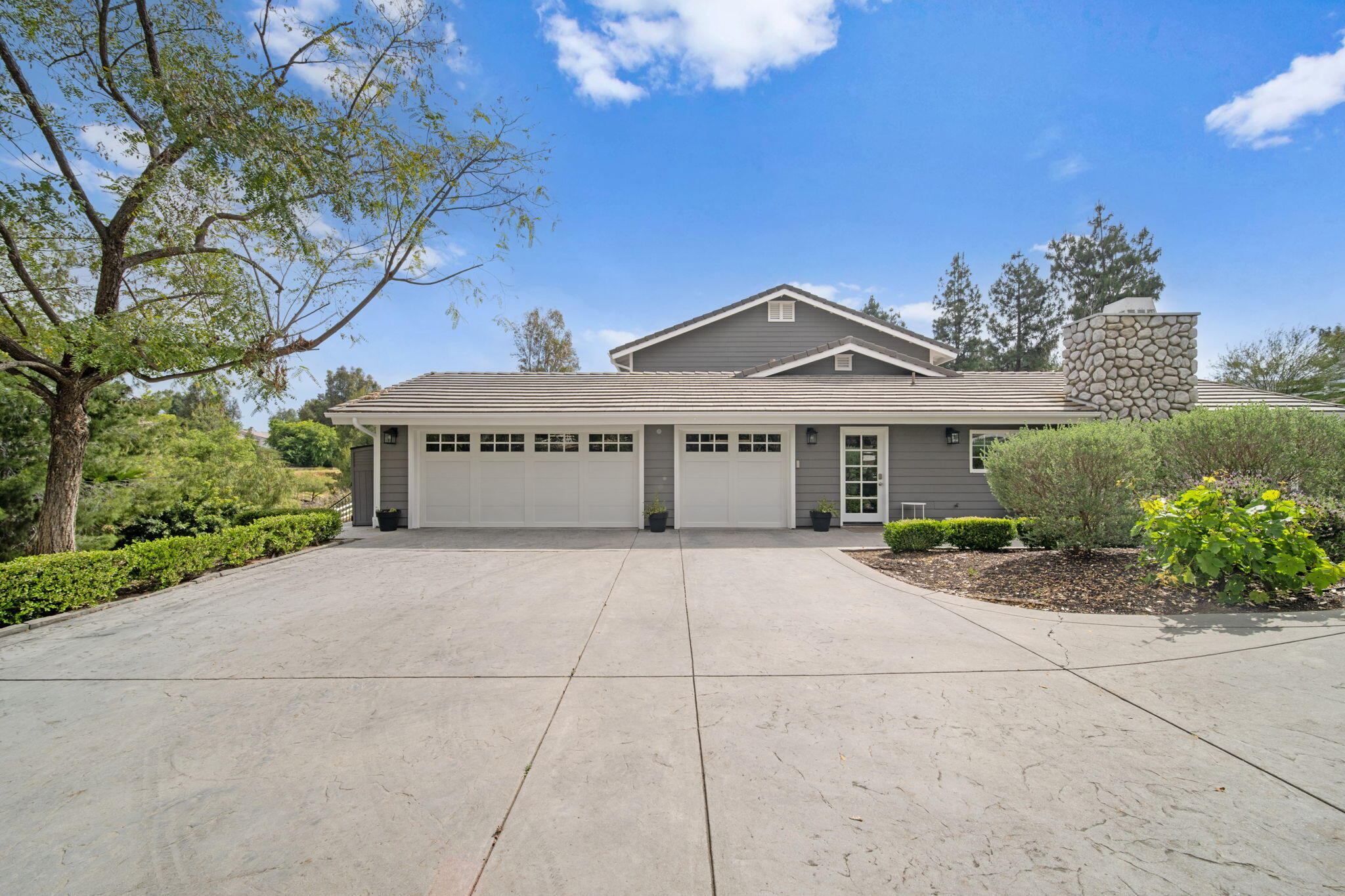 31098 Del Rey Road Temecula, CA 92591 - Photo 4 of 75 garge and driveway