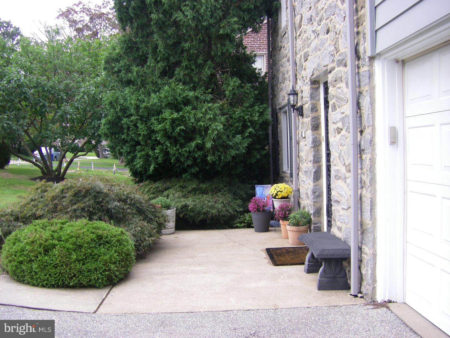165 Friendship Road Drexel Hill, PA 19026 - Photo 2 of 25 Patio