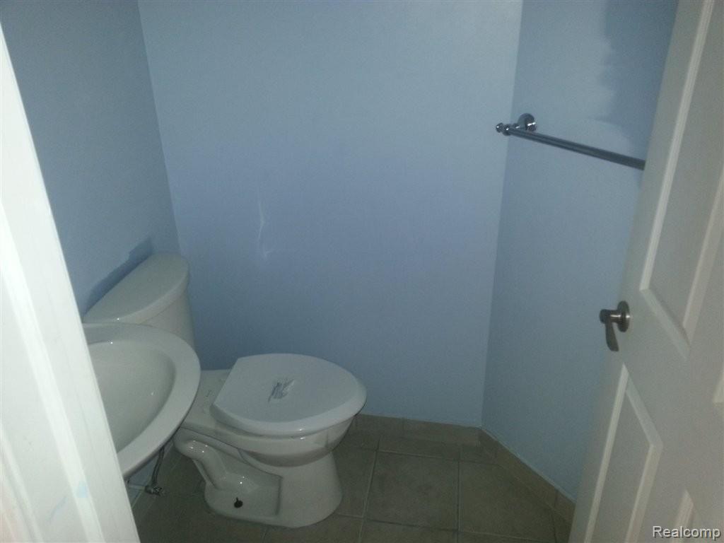 190 Pine Tree Ridge, Unit 3 Waterford, MI 48327 - Photo 6 of 6 1/2 Bath