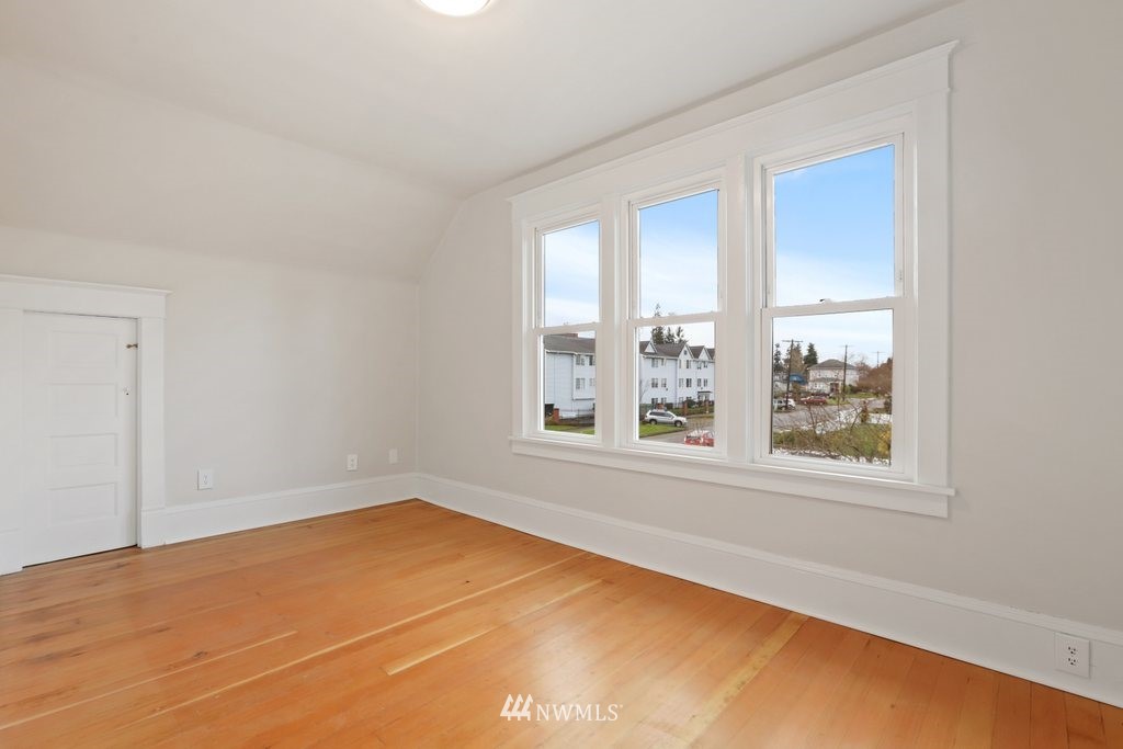 1631 Oakes Avenue Everett, WA 98201 - Photo 22 of 39 an empty room with windows
