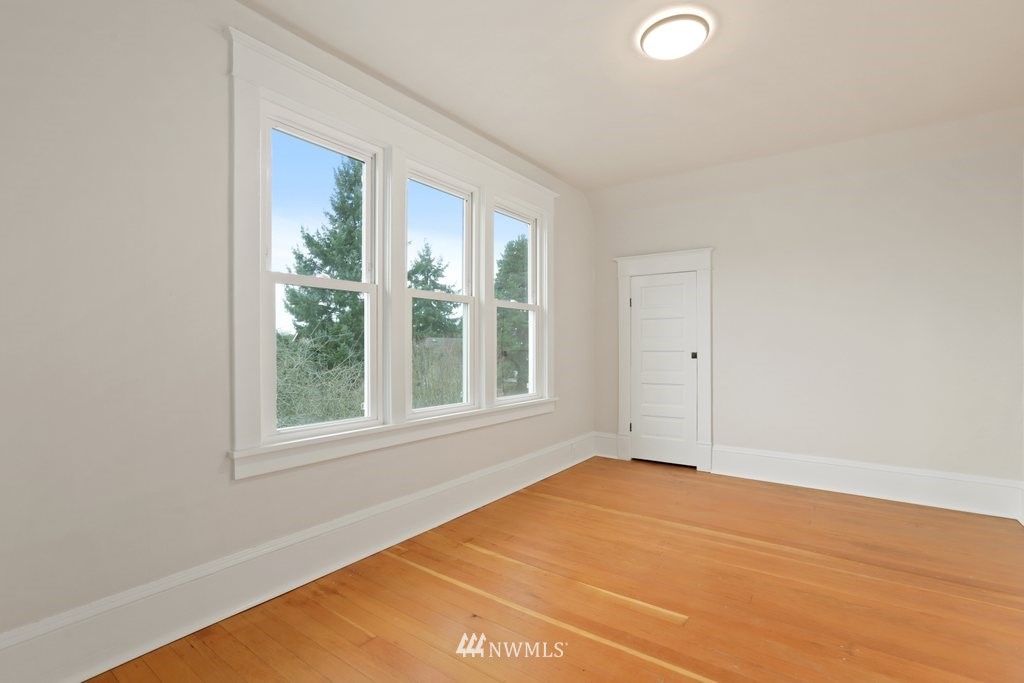 1631 Oakes Avenue Everett, WA 98201 - Photo 23 of 39 an empty room with a window