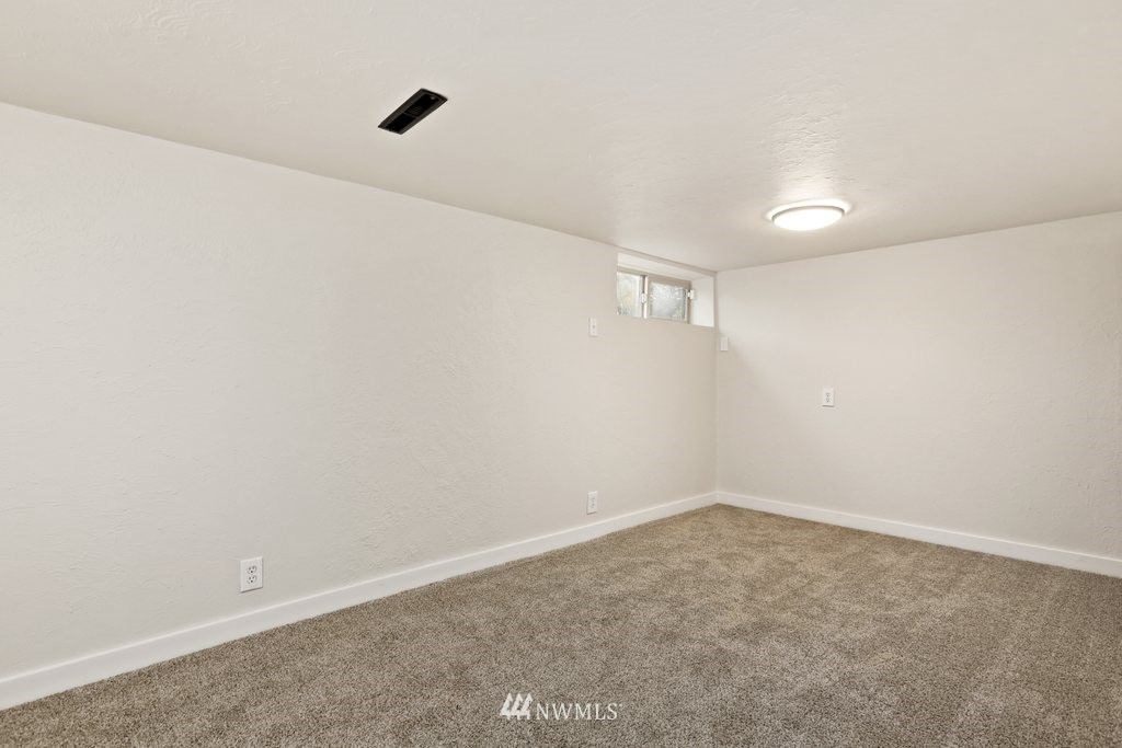 1631 Oakes Avenue Everett, WA 98201 - Photo 28 of 39 a view of an empty room