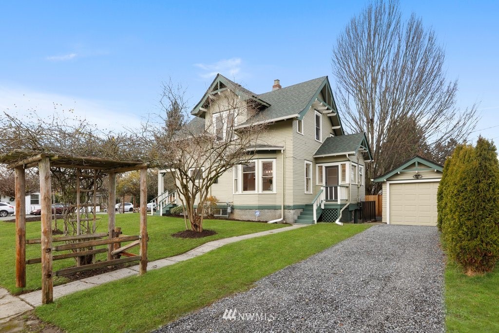 1631 Oakes Avenue Everett, WA 98201 - Photo 31 of 39 a front view of house with yard and green space