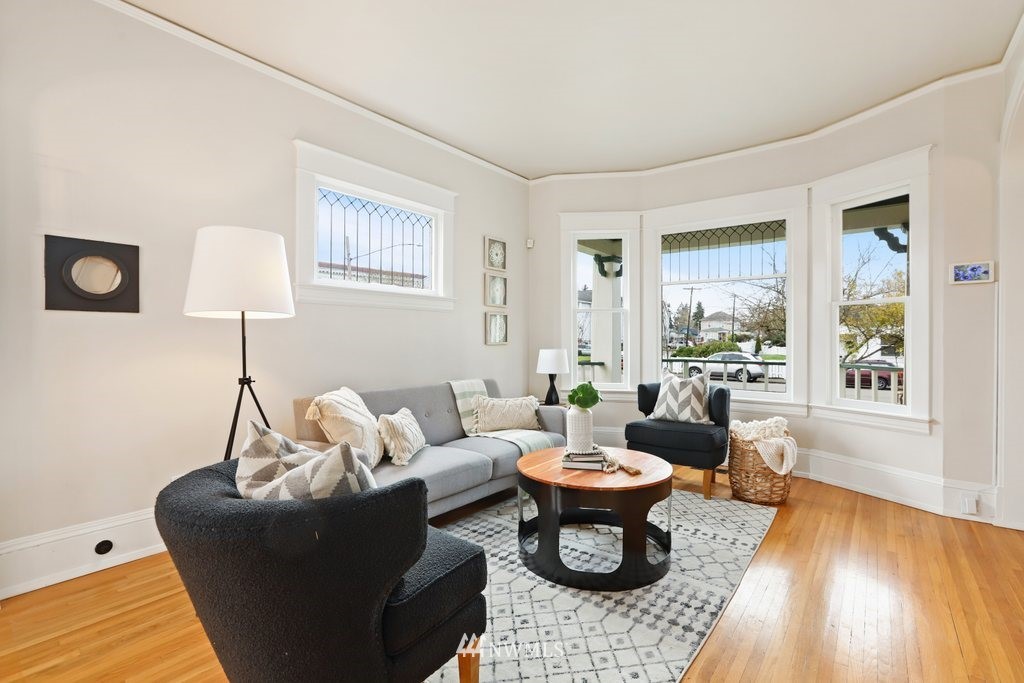 1631 Oakes Avenue Everett, WA 98201 - Photo 8 of 39 a living room with furniture and a window