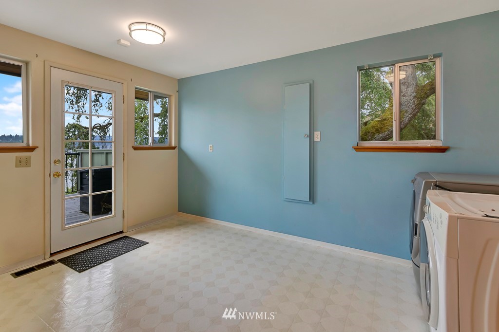 6059 South Roxbury Street Seattle, WA 98118 - Photo 16 of 40 Gallery Image 16
