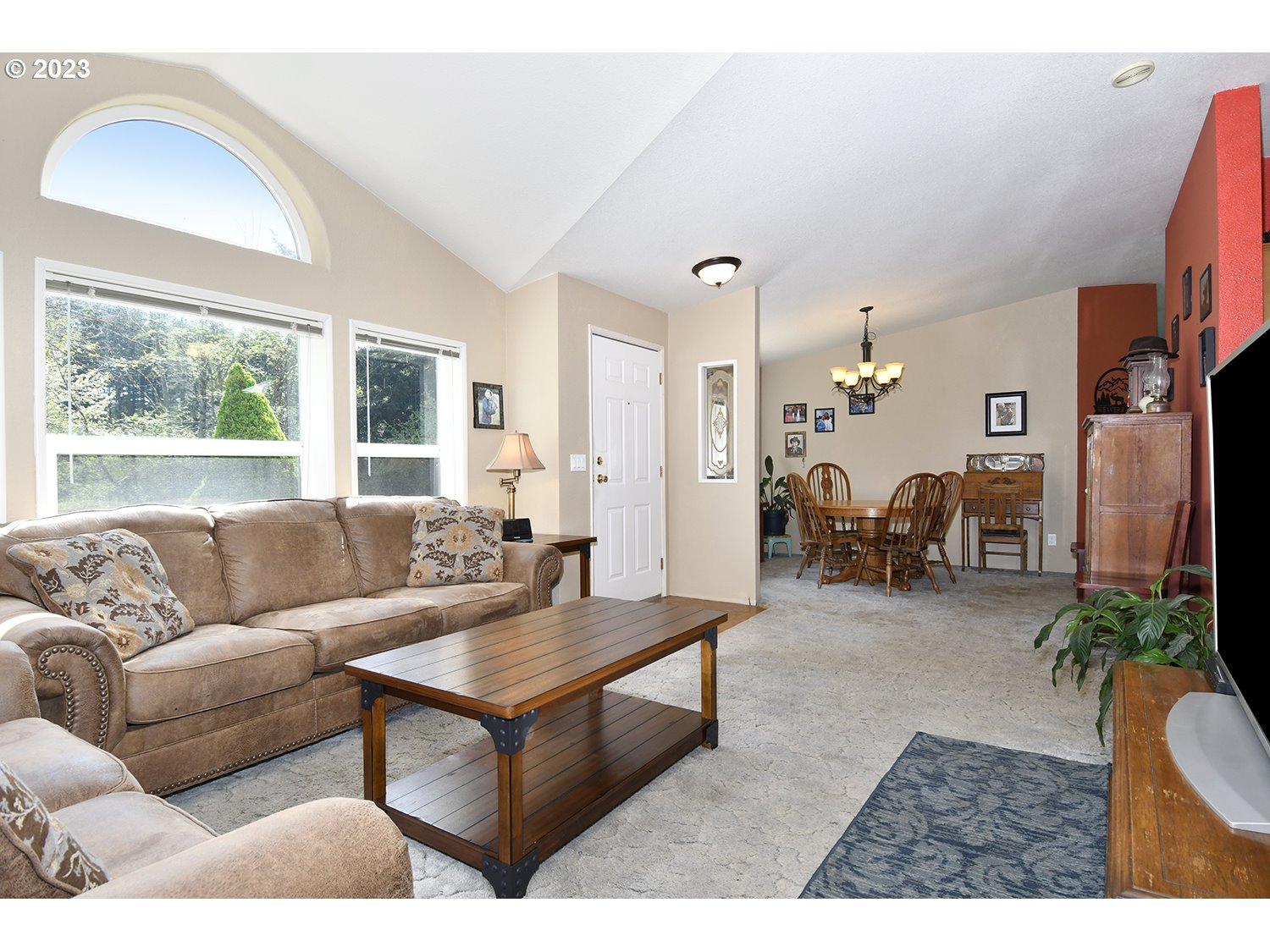 35777 Southeast Divers Road Estacada, OR 97023 - Photo 4 of 33 Living Room/Dining Room