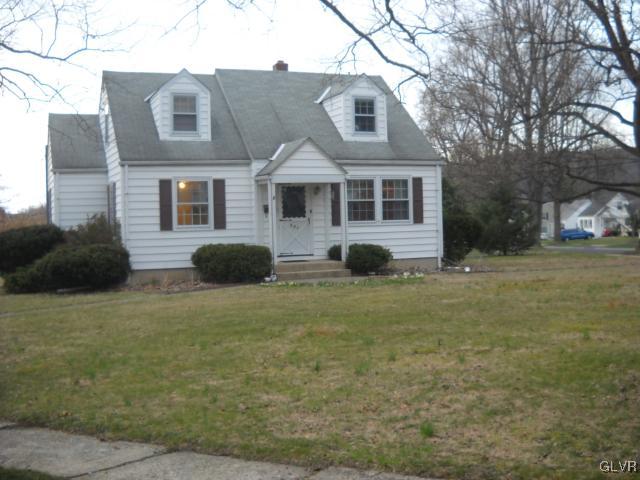 921 Magnolia Road Hellertown, PA 18055 - Photo 2 of 12 Gallery Image 2