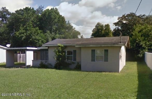 a view of a house with backyard and garden