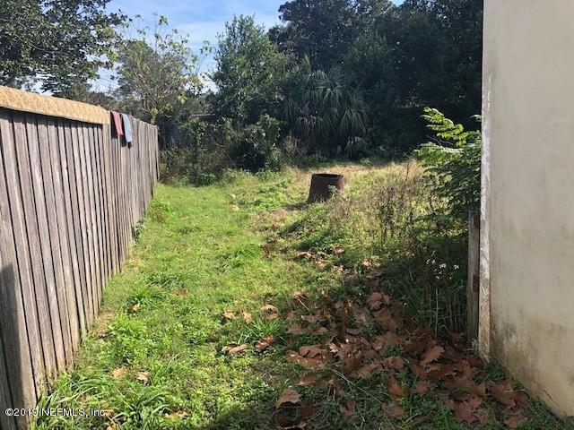6153 Colgate Road Jacksonville, FL 32217 - Photo 19 of 25 a backyard of a house with lots of green space