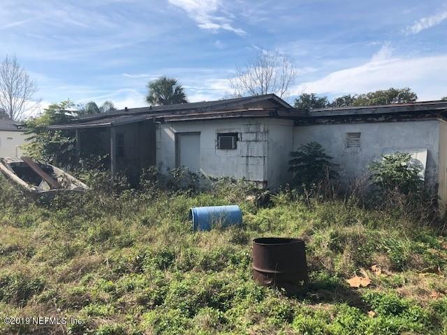 6153 Colgate Road Jacksonville, FL 32217 - Photo 20 of 25 a backyard of a house with lots of green space