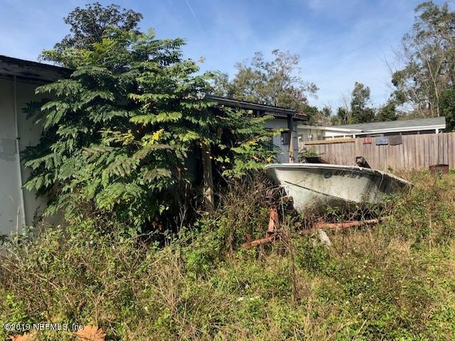 6153 Colgate Road Jacksonville, FL 32217 - Photo 25 of 25 a view of a backyard of a house with a fountain