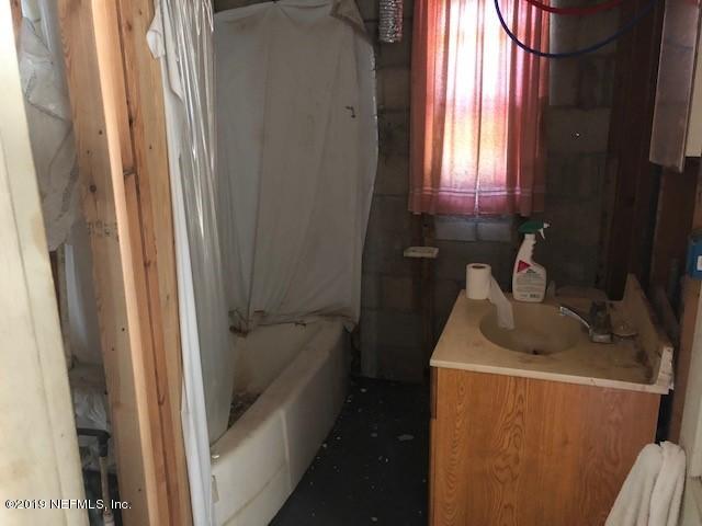 6153 Colgate Road Jacksonville, FL 32217 - Photo 9 of 25 a bathroom with a sink toilet and tub
