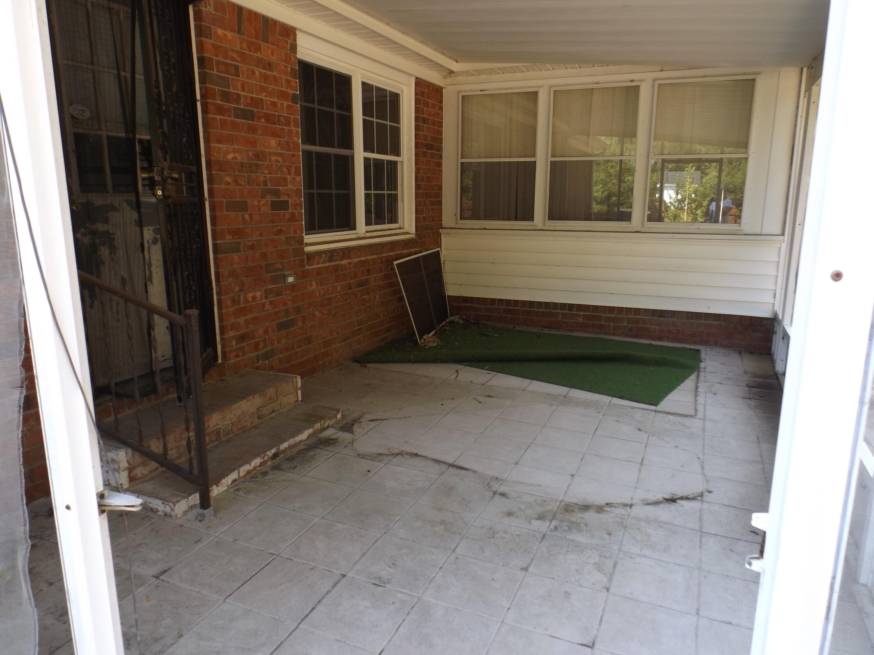 301 Brunson Street Manning, SC 29102 - Photo 10 of 38 Screened Porch