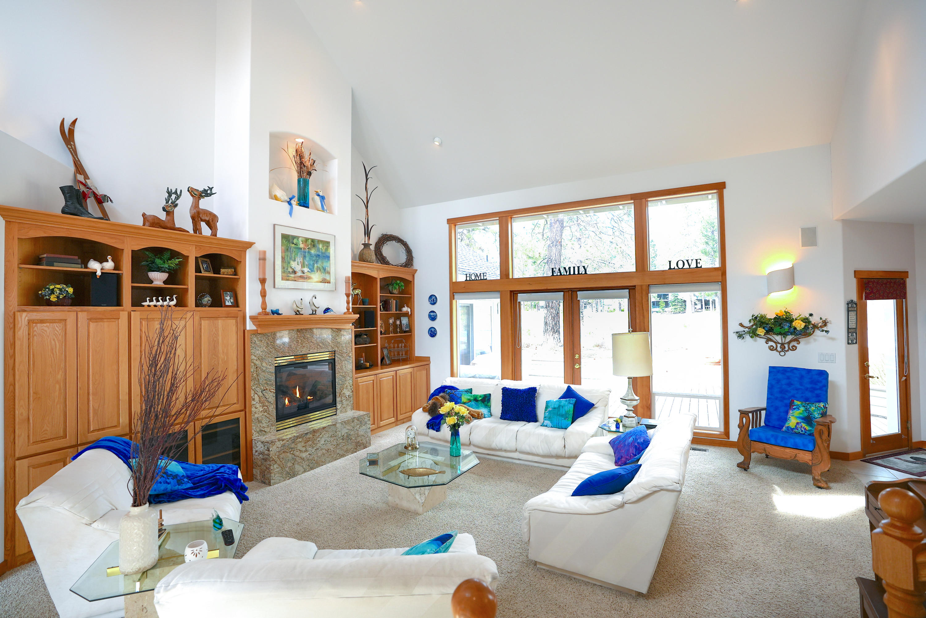 60709 Golf Village Loop Bend, OR 97702 - Photo 11 of 45 Expansive living room
