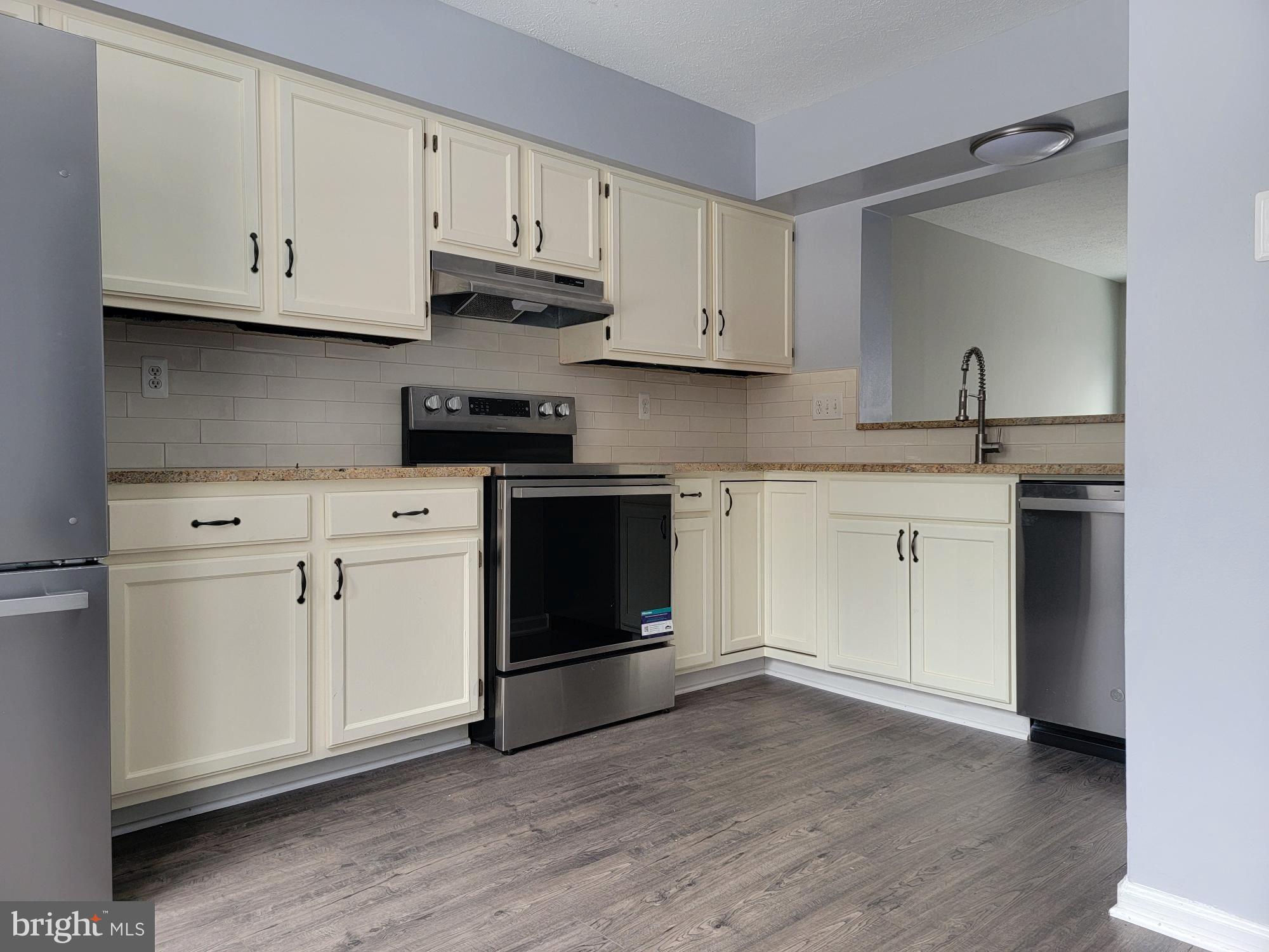 7370 Stream Way Springfield, VA 22152 - Photo 2 of 24