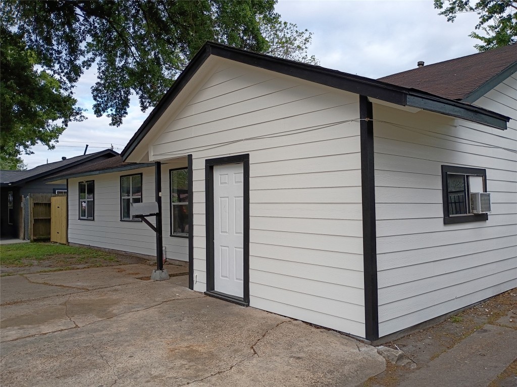 811 Loper Street Houston, TX 77017 - Photo 23 of 35 Pic 23
Door to 4th bedroom