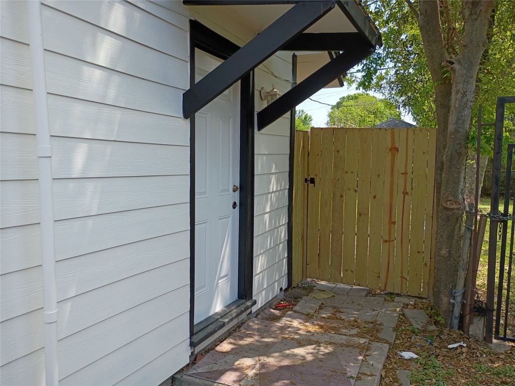 811 Loper Street Houston, TX 77017 - Photo 24 of 35 Pic 24
Side gate