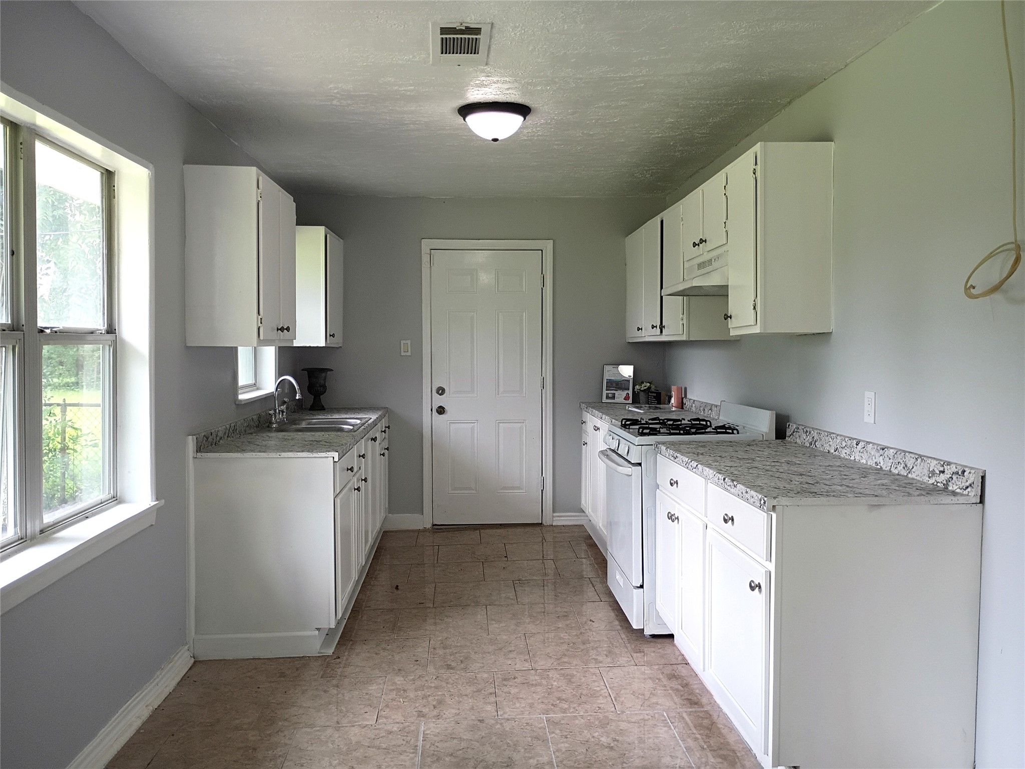 811 Loper Street Houston, TX 77017 - Photo 7 of 35 Pic 7 Kitchen with new cabinets