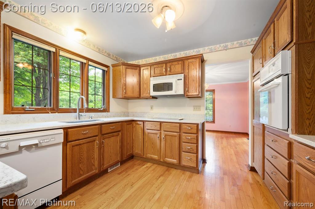 12902 Autumn Ridge Court Milford, MI 48380 - Photo 13 of 73